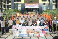 Kapolda Sumbar, Irjen Pol. Dr. Drs. Gatot Tri Suryanta, M.Si., CSFA., bersama Ketua DPRD Provinsi Sumbar, Danrem 032/Wirabraja, unsur Forkopimda, pejabat utama Polda, serta para Kapolres jajaran. Saat konferensi pers yang digelar di Lapangan Apel Mapolda Sumbar, Selasa pagi, (29/4/2025).(*)
