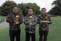 Wali Kota Pematangsiantar, Wesly Silalahi,SH.,M.Kn, saat memegang trophy , didampingi para Direksi BUMD PDAM Tirtauli, Senin, (28/04/2025)
