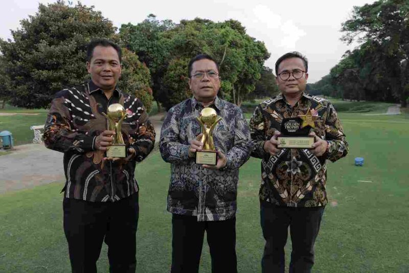 Wali Kota Pematangsiantar, Wesly Silalahi,SH.,M.Kn, saat memegang trophy , didampingi para Direksi BUMD PDAM Tirtauli, Senin, (28/04/2025)