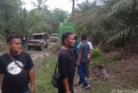 Mediasi dan monitoring Polres Simalungun terhadap penutupan jalur jalan di Huta V Pondok 2 Buttu Bayu, Kecamatan Hatonduhan, Kabupaten Simalungun, pada Rabu (30/4/2025) pukul 16.30 WIB.