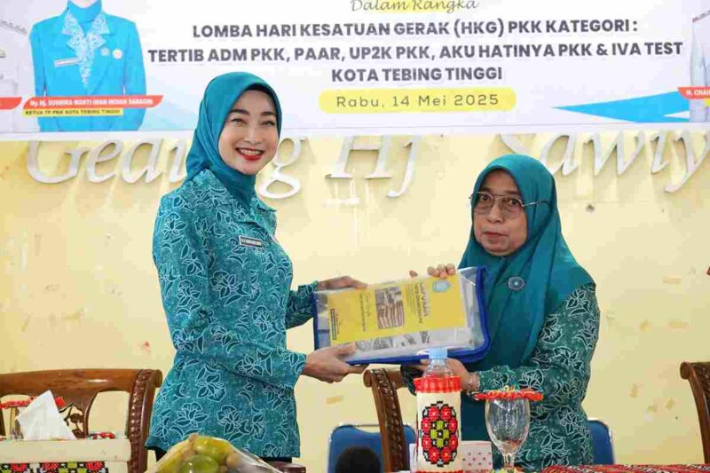Staff Ahli I PKK Sumut Titiek Sugiharti menerima buku laporan kegiatan dari  Ketua TP PKK Tebingtinggi Susmira Dewanti pada kegiatan Monitoring dan Evaluasi PKK di Gedung Hj Sawiyah, Jalan Dr. Sutomo, Tebingtinggi, Rabu (14/5).