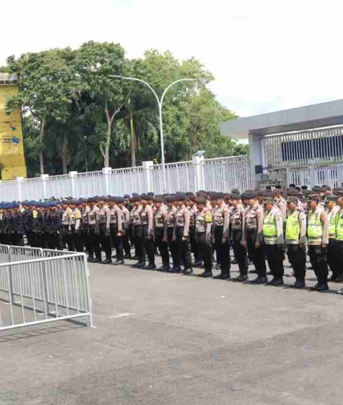 Kepolisian Resor Malang, Polda Jawa Timur, menggelar apel pengamanan menjelang laga amal Charity Match antara Arema FC melawan Arema All Stars di Stadion Kanjuruhan, Kabupaten Malang, Kamis (8/5/2025).