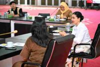 Ketua Dewan Kerajinan Nasional Daerah (Dekranasda) Provinsi Sumatera Utara (Sumut) Kahiyang Ayu saat menerima kunjungan kerja Dekranasda Kabupaten Tapanuli Utara (Taput) di Aula Tengku Rizal Nurdin, Jalan Sudirman Nomor 41 Medan. Senin, (19/05/2025).