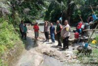 Kepolisian Sektor (Polsek) Tanah Jawa, Polres Simalungun, melakukan penghentian operasional galian C milik James Sinaga yang berlokasi di Huta Dolok Tolong, Nagori Marubun Jaya, Kecamatan Tanah Jawa, Kabupaten Simalungun, Selasa (6/5/2025).