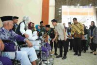 Wakil Presiden RI Gibran Rakabuming Raka didampingi Gubernur Sumatera Utara (Sumut) Muhammad Bobby Afif Nasution menyapa calon jemaah haji Kelompok Terbang (Kloter) 12 di Aula 1 Madinatul Hujjaj, Asrama Haji Medan, Kamis (15/5/2025).