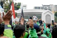 Gubernur Sumatera Utara (Sumut) Muhammad Bobby Afif Nasution menemui dan mendengarkan keluhan para driver ojek online (Ojol) yang melakukan unjuk rasa di depan Kantor Gubernur Sumut, Jalan Diponegoro 30 Medan, Selasa (20/5/2025).
