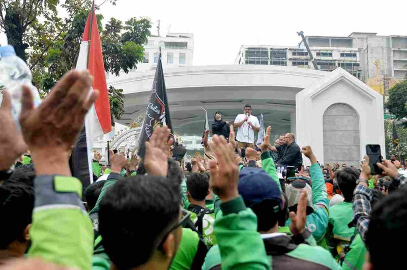 Gubernur Sumatera Utara (Sumut) Muhammad Bobby Afif Nasution menemui dan mendengarkan keluhan para driver ojek online (Ojol) yang melakukan unjuk rasa di depan Kantor Gubernur Sumut, Jalan Diponegoro 30 Medan, Selasa (20/5/2025).