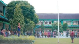 Wali Kota Medan Rico Tri Putra Bayu Waas memimpin upacara Hari Pendidikan Nasional (Hardiknas) di SMP Negeri 1 Medan, Jumat (2/5/2025)