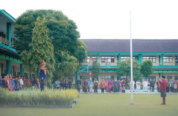 Wali Kota Medan Rico Tri Putra Bayu Waas memimpin upacara Hari Pendidikan Nasional (Hardiknas) di SMP Negeri 1 Medan, Jumat (2/5/2025)