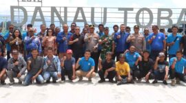 Kapolres Simalungun AKBP Marganda Aritonang berfoto bersama DPC FTIA KSBSI Kabupaten Simalungun dalam perayaan Hari Buruh Internasional (May Day) 2025 yang di digelar pada Kamis (01/05/2025).
