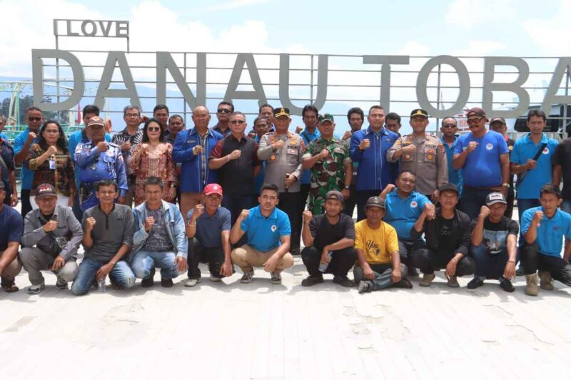 Kapolres Simalungun AKBP Marganda Aritonang berfoto bersama DPC FTIA KSBSI Kabupaten Simalungun dalam perayaan Hari Buruh Internasional (May Day) 2025 yang di digelar pada Kamis (01/05/2025).
