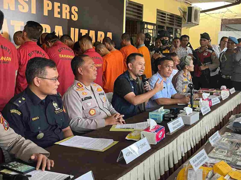 Direktur Reserse Narkoba Polda Sumut, Kombes Pol Jean Calvijn Simanjuntak didampingi Kasubbid Penmas, Kompol Siti Rohani memaparkan pengungkapan kasus narkoba di Mapolres Pematang Siantar, Jumat (2/5/2025).