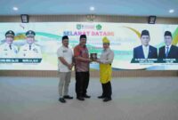 Wakil Menteri Agama RI, Dr. KH. Romo R. Muhammad Syafi'i, SH., MHum., menerima cenderamata dari Bupati Asahan, Taufik Zainal Abidin Siregar. Sabtu, (03/05/2025).