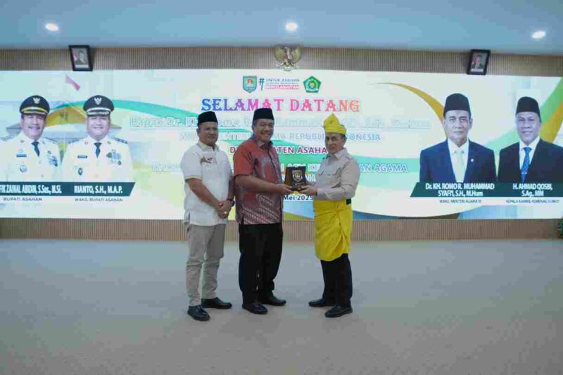 Wakil Menteri Agama RI, Dr. KH. Romo R. Muhammad Syafi'i, SH., MHum., menerima cenderamata dari Bupati Asahan, Taufik Zainal Abidin Siregar. Sabtu, (03/05/2025).