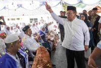 Wali Kota Pematangsiantar, Wesly Silalahi, menepung-tawari Jamaah Calon Haji/Hajjah Kota Pematangsiantar Tahun 1446 H/2025 M, Minggu, (04/05/2025)