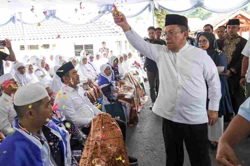 Wali Kota Pematangsiantar, Wesly Silalahi, menepung-tawari Jamaah Calon Haji/Hajjah Kota Pematangsiantar Tahun 1446 H/2025 M, Minggu, (04/05/2025)