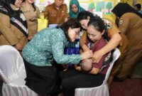 Ketua TP Posyandu Kota Pematangsiantar Ny Liswati Wesly Silalahi meneteskan langsung vaksin polio kepada bayi.Senin (05/05/2025) pagi.