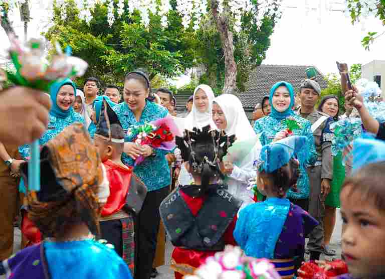 Wakil Ketua TP Posyandu Sumatera Utara, Titiek Sugiharti Surya, mengunjungi Posyandu Mawar Ganda di Kelurahan Cinta Damai, Medan Helvetia, dan Posyandu Bunga Asoka I di Kelurahan Asam Kumbang, Medan Selayang, pada Senin, (05/05/2025).