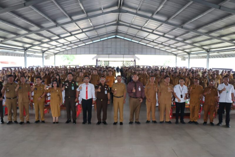 Bupati dan Wakil Bupati serta para narasumber melaksanakan foto bersama Kepala Desa dan Lurah se-Kabupaten Toba dalam acara sosialisasi peraturan di Sopo Parsaoran Tambunan, Kecamatan Balige, pada Senin (5/5/2025).