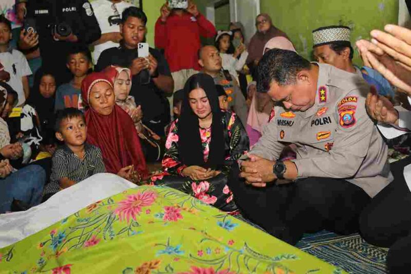 Kapolda Sumatera Utara, Irjen Pol Whisnu Hermawan Februanto, S.I.K., M.H., hadir secara langsung di rumah duka keluarga almarhum MS di Jalan Kolonel Yos Sudarso, Lingkungan II, Kelurahan Martubung, Kecamatan Medan Labuhan, Senin (5/5/2025).