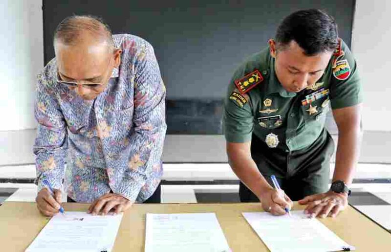 Bupati Simalungun, Anton Achmad Saragih, dan Dandim 0207/SML, Letkol Inf Slamet Faozan, melakukan penandatanganan nota kesepakatan di Pendopo Rumah Dinas Bupati Simalungun, Pematang Raya, Sumatera Utara, Selasa (6/5/2025).