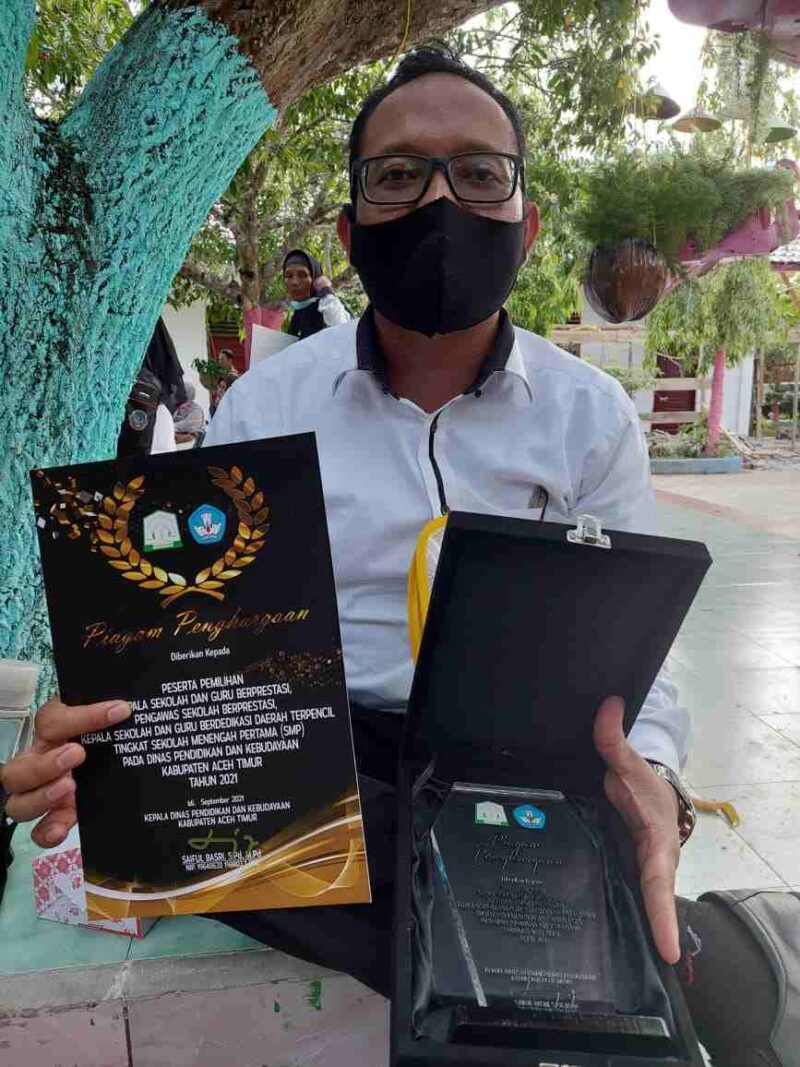 Muhammad Ridwan, S.H., seorang guru Pendidikan Kewarganegaraan (PKn) di SMP Negeri 1 Peunaron, Kabupaten Aceh Timur, Jum'at, (09/05/2025).