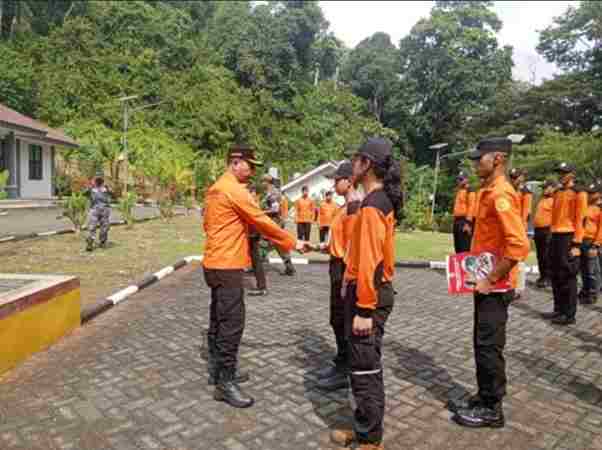Badan Nasional Pencarian dan Pertolongan (Basarnas) Surabaya menggelar pelatihan teknik pertolongan di permukaan air pada Jumat, (09/05/2025), di Mako Pos AL Pantai Sendangbiru, Kabupaten Malang.