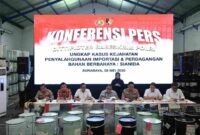 Konferensi Pers kasus perdagangan ilegal sianida di dua lokasi, yakni di Surabaya dan Pasuruan. Kamis, (08/05/2025).