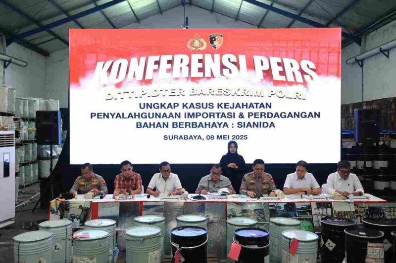 Konferensi Pers kasus perdagangan ilegal sianida di dua lokasi, yakni di Surabaya dan Pasuruan. Kamis, (08/05/2025).