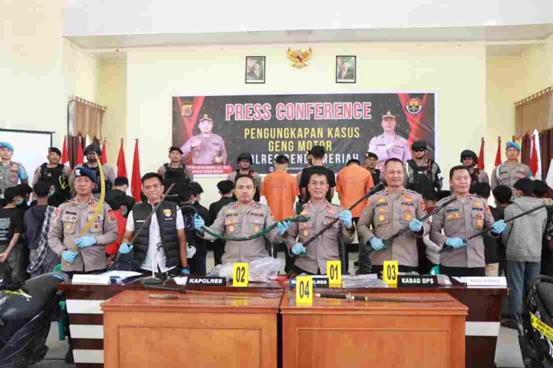 Polres Bener Meriah menggelar konferensi pers terkait pengungkapan kasus kekerasan terhadap anak serta penindakan terhadap aktivitas geng motor yang melibatkan sejumlah remaja di wilayah Kabupaten Bener Meriah. Jum'at, (09/05/2025).