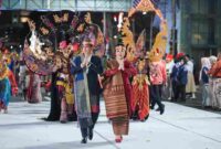 Mengenakan Busana Adat Batak Toba, Rico Waas dan Ketua TP PKK Ikuti Karnaval Budaya APEKSI di Surabaya. Jum'at, (09/05/2025).