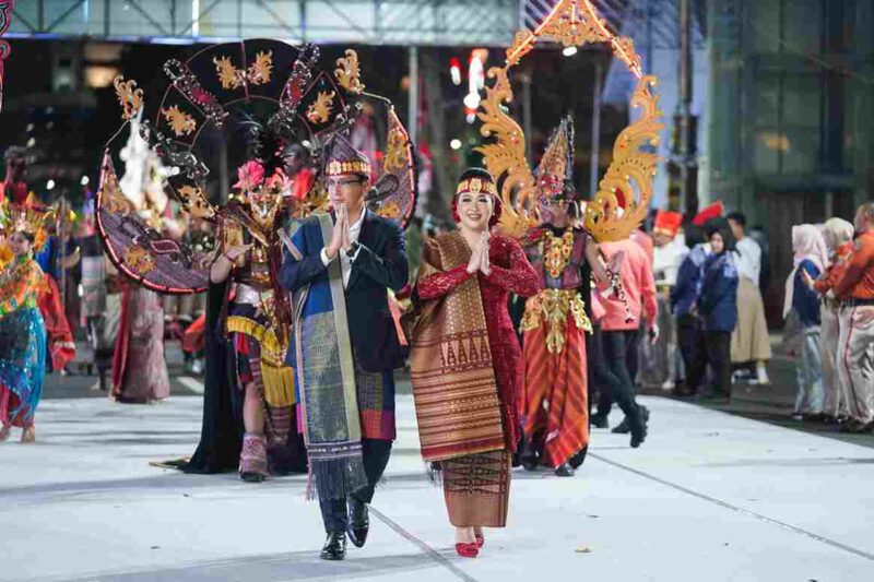 Mengenakan Busana Adat Batak Toba, Rico Waas dan Ketua TP PKK Ikuti Karnaval Budaya APEKSI di Surabaya. Jum'at, (09/05/2025).
