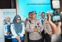Kakorlantas Polri Irjen Agus Suryonugroho memantau kondisi lalu lintas di Tol Trans Jawa saat long weekend. Minggu, (11/05/2025).