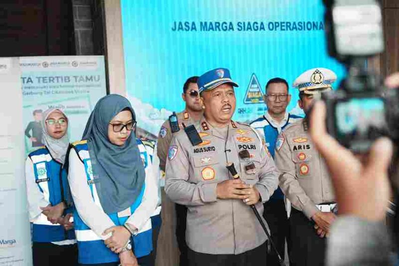 Kakorlantas Polri Irjen Agus Suryonugroho memantau kondisi lalu lintas di Tol Trans Jawa saat long weekend. Minggu, (11/05/2025).