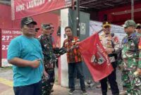 Polisi menertibkan ratusan bendera dan spanduk milik organisasi kemasyarakatan (ormas) di Jakarta Pusat. Jum'at, (09/05/2025)