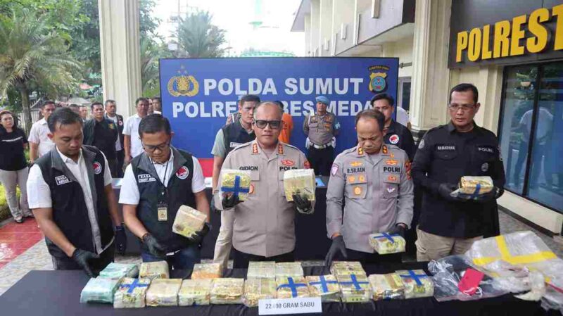 Kapolrestabes Medan, Kombes Pol Gidion Arif Setyawan melaksanakan Konferensi Pers terkait sabu seberat 22 Kg. Selasa, (11/05/2025).