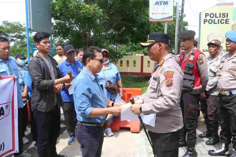 Kapolres Simalungun, AKBP Marganda Aritonang, S.H., S.I.K., M.M., menerima perwakilan massa aksi unjuk rasa dari Sumut Watch (Advokasi Kebijakan Publik) bersama pegawai PDAM Tirta Lihou yang menggelar aksi di tiga lokasi berbeda pada Rabu (14/5).