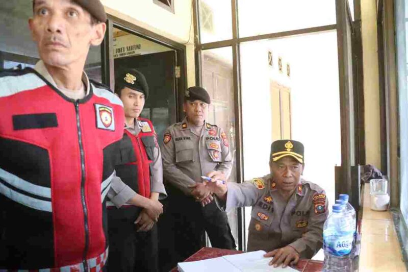 Wakil Kepala Kepolisian Resor (Wakapolres) Simalungun, Kompol Edi Sukamto, S.H., M.H., melakukan inspeksi mendadak di pos penjagaan Markas Komando (Mako) Polres Simalungun pada Rabu siang. (12/05/2025).
