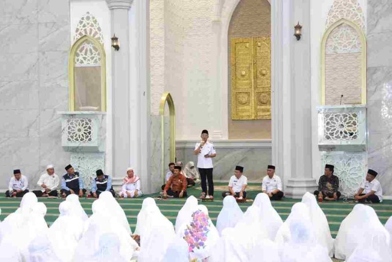Bupati Tapanuli Selatan (Tapsel), H. Gus Irawan Pasaribu, saat membuka Manasik Akbar bagi jemaah calon haji (calhaj) se-Kabupaten Tapsel di Masjid Agung Syahrun Nur, Sipirok, Rabu (14/5/2025).