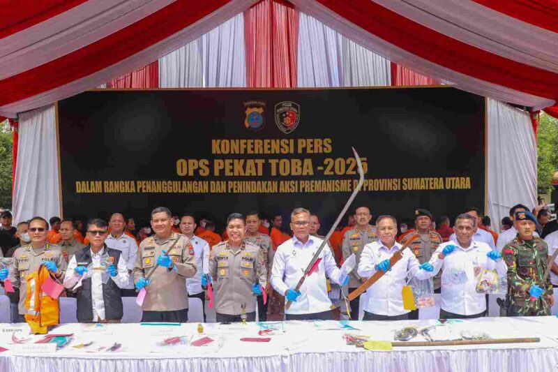 Wakapolda Sumut, Brigjen Pol Rony Samtana, S.I.K., M.T.C.P., mewakili Kapolda Sumut Irjen Pol Whisnu Hermawan Februanto, S.I.K., M.H. dalam konferensi pers di Mapolda Sumut, Kamis (15/5/2025).