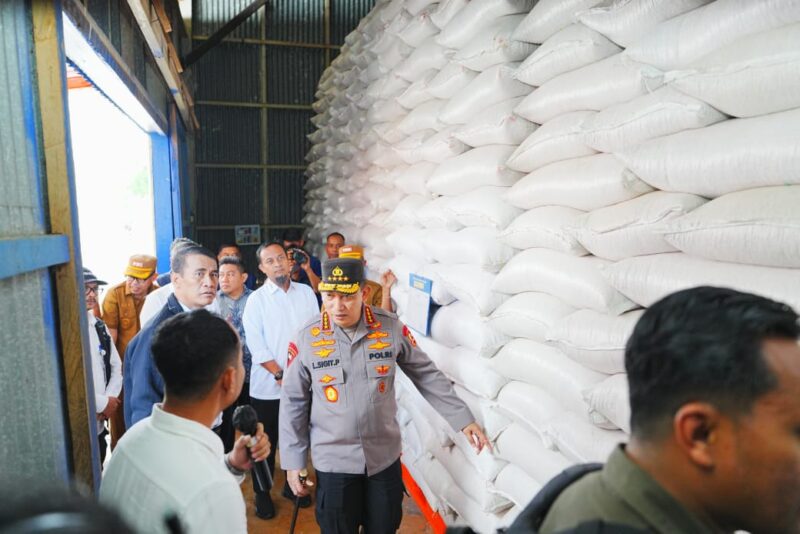 Kapolri Jenderal Listyo Sigit Prabowo dan Menteri Pertanian (Mentan) Amran Sulaiman meninjau Gudang Bulog Cabang Bone di Tanete Riattang, Sulawesi Selatan (Sulsel), pada Jumat (16/5/2025).