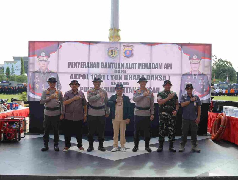 keluarga Besar Alumni Akademi Angkatan Bersenjata Republik Indonesia (Akabri) 1991 menyerahkan bantuan berupa 9 Unit Alat Pemadam Karhutla ke Polda Kalteng. Jum'at, (16/05/2025).