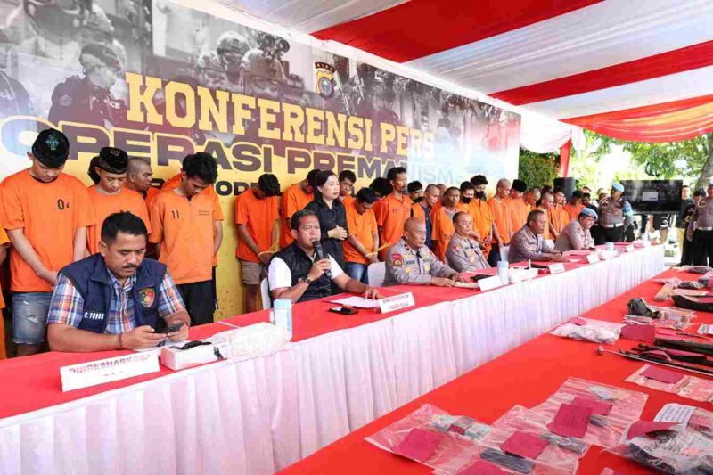 Wakapolda Riau, Brigjen Pol. Jossy Kusumo, saat memimpin konferensi pers Operasi Premanisme Lancang Kuning 2025, Kamis (15/5/2025).
