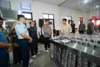 Kapolri Jenderal Listyo Sigit Prabowo meninjau Satuan Pelayanan Pemenuhan Gizi (SPPG) milik Polda Sulawesi Selatan (Sulsel) di Makassar, pada Kamis (15/5/2025)