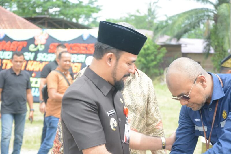 Bupati Aceh Timur, Iskandar Usman Al-Farlaky saat menghadiri peresmian PT. Aceh Timur Kawai Energi (ATKE) di sumur minyak Ranto Peureulak, Kabupaten Aceh Timur pada Kamis, (15/05/2025).