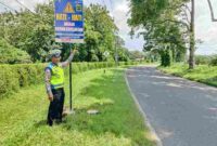 Polres Simalungun Lakukan Pemasangan Rambu Peringatan untuk Meningkatkan Keselamatan Berkendara. Kamis, (15/05/2025).