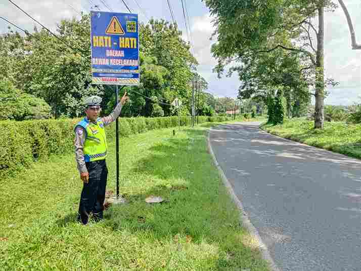 Polres Simalungun Lakukan Pemasangan Rambu Peringatan untuk Meningkatkan Keselamatan Berkendara. Kamis, (15/05/2025).