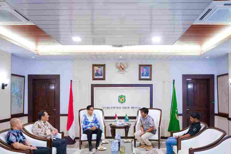 Wali Kota Medan, Rico Tri Putra Bayu Waas menerima audiensi pihak Detik Sumut di Ruang Khusus Wali Kota pada Kamis, (15/05/2025).