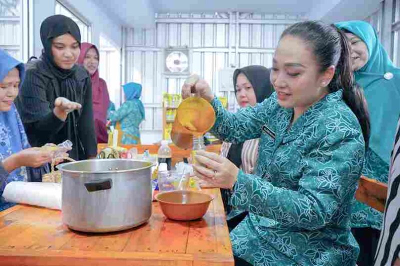 Ketua TP PKK Medan, Airin Rico Waas, mengunjungi Usaha Jamu Dapoer Niswah di Jalan Marelan II, Kelurahan Rengas Pulau, Kecamatan Medan Marelan, pada Jumat, 16 Mei 2025.