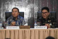 Wali Kota Pematangsiantar Wesly Silalahi bersama Kepala Kantor Regional VI Badan Kepegawaian Negara (BKN) Medan Dr. Janry Haposan UP Simanungkalit menyerahkan Surat Keputusan (SK) Wali Kota Pematangsiantar tentang Pengangkatan Calon Pegawai Negeri Sipil (CPNS) di lingkungan Pemko Pematangsiantar Formasi Tahun 2024.
